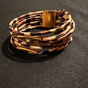 Leopard 🐆 colors multi strand bracelet. Magnetic closure.
